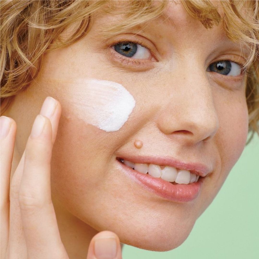 “Ho provato di tutto”: quando le creme non bastano (e perché la luce aiuta)